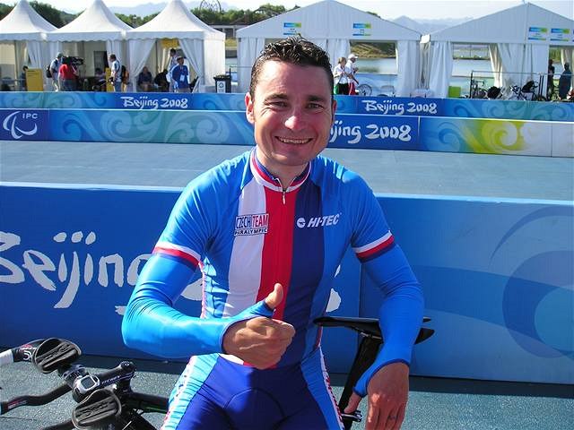 Cyklista Ji�í Je�ek na paralympiád� v Pekingu.