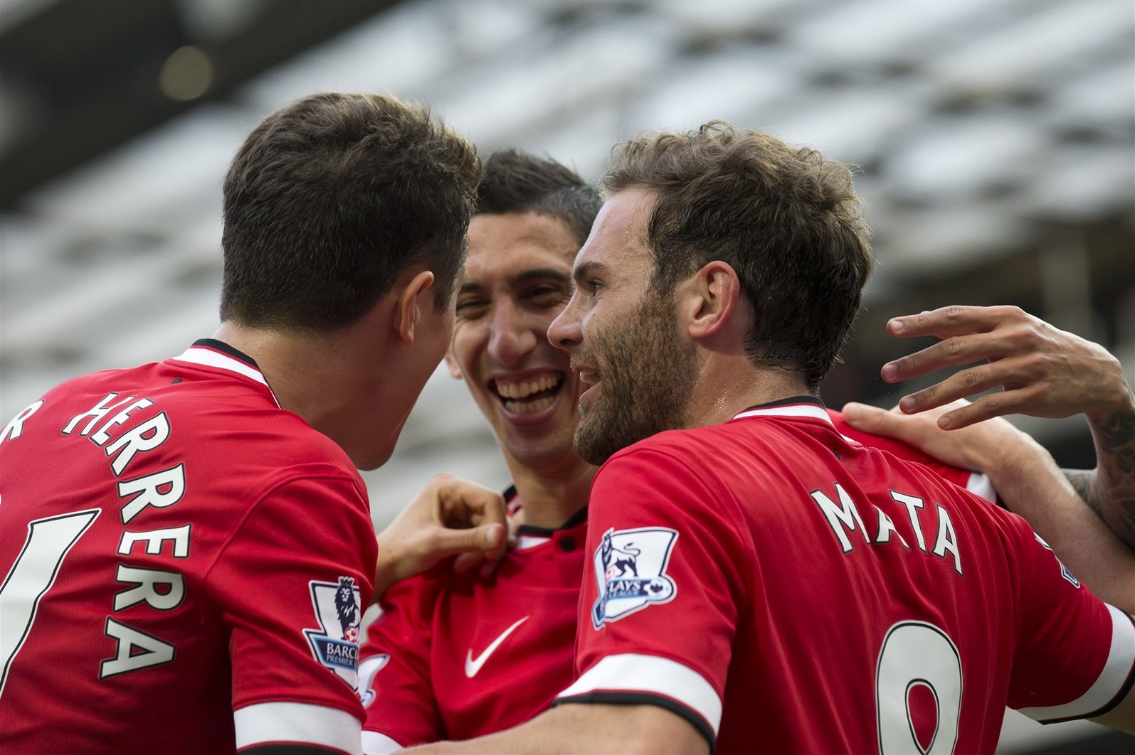 Juan Mata, Angel Di María a Abder Herrera oslavují gól proti Queen Park Rangers.