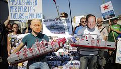 Demonstrující s maskami ruského a francouzského prezidenta protestují proti...