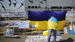 Mu� s ukrajinskou vlajkou protestuje proti kontraktu na lod� Mistral.