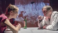 Jana Pidrmanová a Ond�ej Pavelka a ve h�e Petra Kole�ka U�itel malby (A Studio...