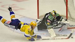 Zleva Pavel Sedlá�ek ze Zlína a branká� Boleslavi David Rittich.