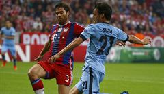 David Silva (vpravo) z Manchesteru City se snaí zakonit pes Xabi Alonsa.