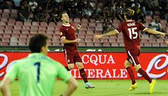 Josef Hu�bauer (vlevo) se raduje ze vst�elené branky do sít� Neapole.