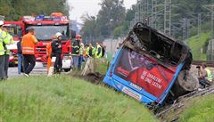 Dva lidé v hoícím autobusu zemeli, dalích est pasaér se zranilo.