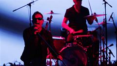 �lenové U2 Bono a Larry Mullen Jr. na vystoupení v Cupertinu.