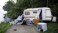 Zpola zasypaný karavan v kempu na B�eclavsku.