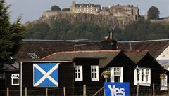Ano pro nezávislost Skotska hlásá i plakát na domě pod hradem Stirling, pod...