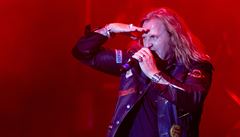 Zp�vák a tvá� Kabát�. Zp�vák Josef Vojtek.