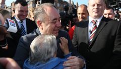 Pedseda skotské vlády Alex Salmond se zdraví se svou píznivkyní.