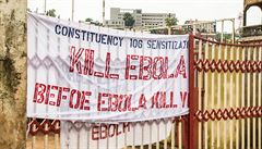 Zabijte ebolu, ne zabije vás - transparent ve mst Freetown v Sierra Leone.