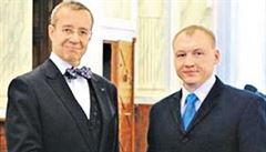 Eston Kohver (vpravo) byl roce 2010 ocenn estonským prezidentem Toomasem...