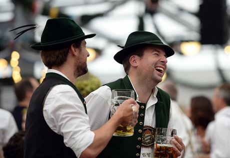 Nvtvnci si uvaj piva bhem zahajovacho dne 181. Oktoberfestu v Mnichov.