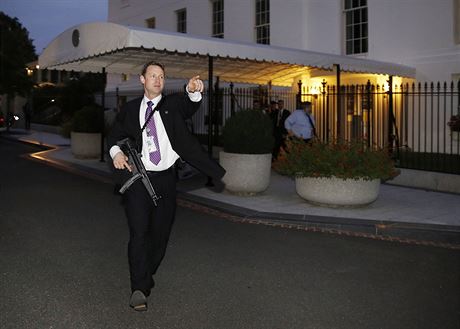 Ozbrojený agent organizuje evakuaci Bílého domu (ilustraní fotografie).