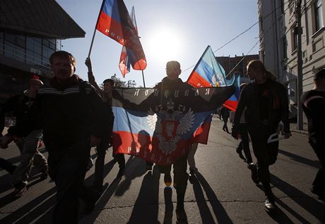 Sympatizanti Novoruska s vlajkami na pochodu v Moskv.