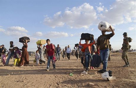 Kurdt uprchlci na hranicch s Tureckem.