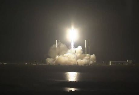 Na tomto snímku poskytnutém NASA, nákladní lo SpaceX stoupá vzhru smrem k...