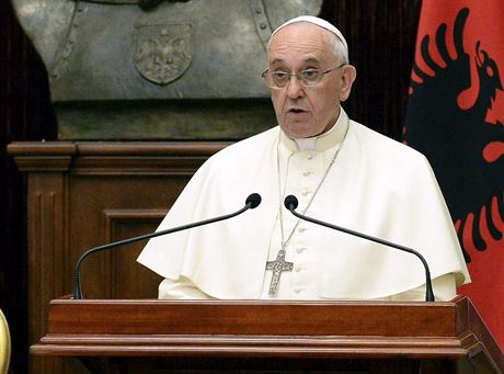 Pape Frantiek pednáí svou e v prezidentském paláci v Tiran. Zavítal sem...