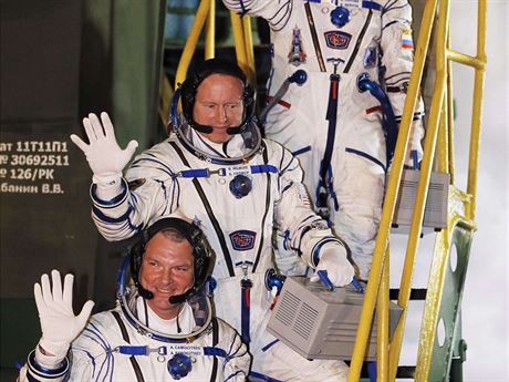 Posdka ISS pi nstupu do Sojuzu TMA-14M, kter je vynese na mezinrodn...