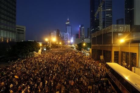 Centrum Hongkongu zaplavily destky tisc demonstrant.
