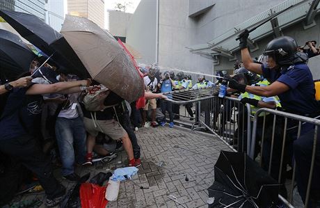 Policie v Hongkongu pouívá proti demonstrantm slzný plyn.