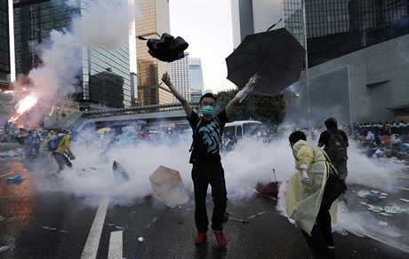 Protestujc v Hongkongu s detnkem. Kolem zu bitva mezi polici a...