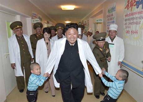 Kim ong-un na návtv nemocnice. Nyníse dost moná stal pacientem on sám.