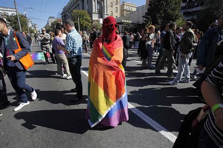Aktivista zahalen do duhov vlajky na pochodu za prva homosexul v srbskm...