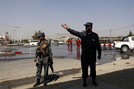 Afghnsk policie po pjezdu na msto sebevraednho atenttu v Kbulu.