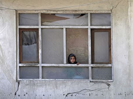 Afghnsk holika vykukuje z okna ponienho pi atenttech ped inaugurac...