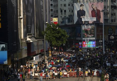 Protestujc s detnky vech barev v ulicch Hongkongu.