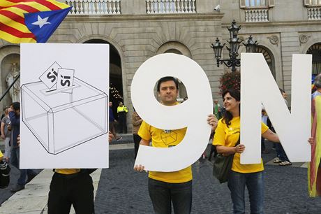 Katalánci drí symboly nabádající volit 9. listopadu pro nezávislost.