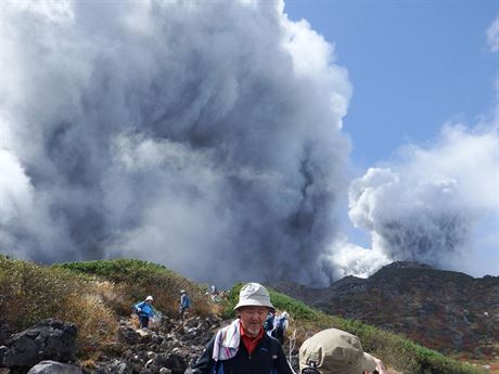 Na sopce Ontake kvli erupci uvízlo 250 turist.