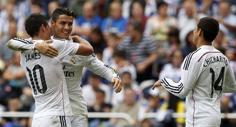 Fotbalisté Realu Madrid oslavují vítzství nad La Coruou.