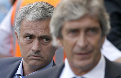 Trenér Chelsea Jose Mourinho (vlevo) a trenér Manchesteru City Manuel...
