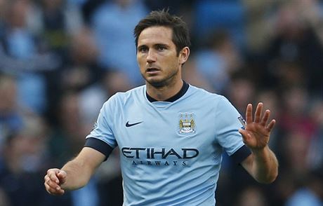 Záloník Manchesteru City Frank Lampard se omlouvá za gól do sít Chelsea.