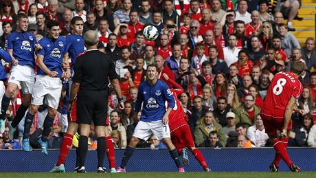Kapitn Liverpoolu Steven Gerrard stl z pmho kopu gl do st Evertonu.