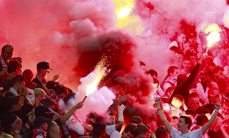 Bengálské ohn v kotli fanouk Slavie bhem derby se Spartou.