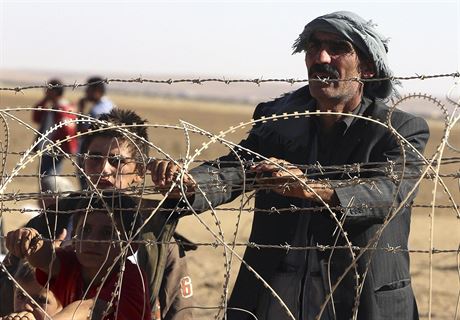 Do Turecka se za poslední dny uchýlilo u 130 000 Kurd, kteí prchají ze...