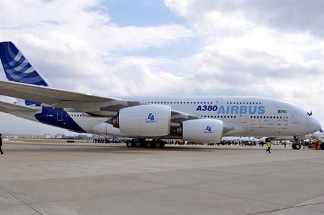 Nejvtí dopravní letoun svta Airbus A 380 na Airshow v Istanbulu.