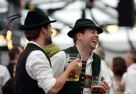 Návtvníci si uívají piva bhem zahajovacího dne 181. Oktoberfestu v Mnichov.