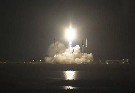 Na tomto snímku poskytnutém NASA, nákladní lo SpaceX stoupá vzhru smrem k...