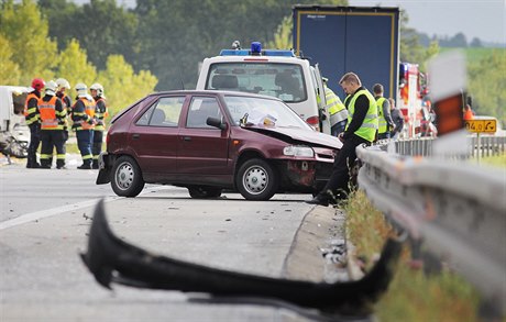 Na dálnici bouralo est osobních a jedno nákladní auto