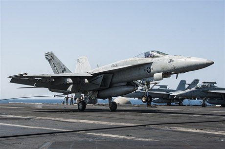 F/A-18F Super Hornet pistává na palub letadlové lodi USS George H.W. Bush po...