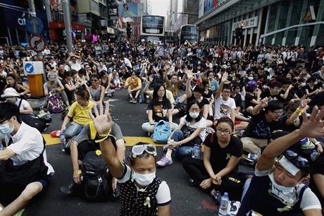 Autobusy nemohou projet, demonstranti zabrali ulice Hongkongu.