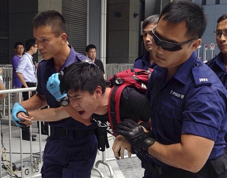 Policie v Hongkongu v sobotu vytlaila prodemokratické aktivisty z areálu...