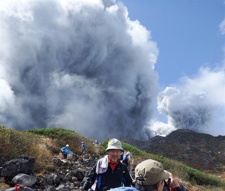 Na sopce Ontake kvli erupci uvízlo 250 turist.