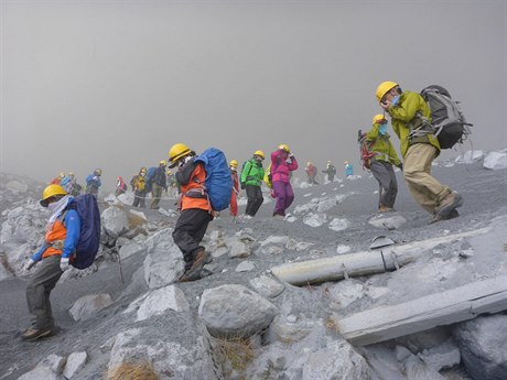 Horolezci, kteí kvli erubci uvízli na sopce Ontake.