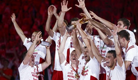 Polští volejbalisté s trofejí pro vítěze.