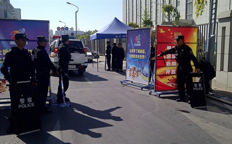 Čínská policie v Urumči, hlavním městě Ujgurské autonomní oblasti Sin-ťiang...